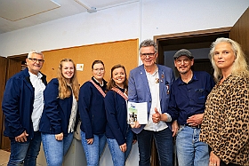 Tierheim 2024-10-30 03  Klaus läuft und wir werden Pate - Klaus hat am Samstag dem 31. August am Mammutmarsch teilgenommen. Die Spende die er „Ermarschierte“ übergab er am 30 .Oktober dem Duisburger Tierheim. An diesem Tag war auch der Startschuss für ein Tierpatenschaft im Tierheim. : DVPJ, Holger II, Phil II., Prinz Karneval, Prinz, Prinzessin Mia I., Hofmarschälle, Page, Pagen, Paginnen, HDK, Duisburg, Karneval, Helau, Tollität, Event, Session 2024, Session 2025, HDK Duisburg, Hauptausschuss, Hauptausschuss Karneval Duisburg, Duisburg ist echt