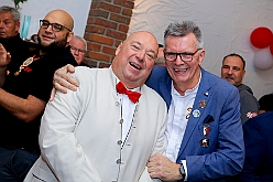 01 PrinzengSerm 2024-11-02 02  Tour-Samstag 2. November - -Zuerst gehts zur südlichsten KG nach Sera. Deren Prinzengarde feiert ihr 70. jähriges Jubiläum. Danach zum Uniformappell der Stadtgarde, Mirko ist dort Schatzmeister. „Ein bisschen Spaß muss sein“, unter diesem Motto fahren wir nach Meiderich ins „BUDDY´S“. Karaoke zum Ausklang des langen Abends. : DVPJ, Holger II, Phil II., Prinz Karneval, Prinz, Prinzessin Mia I., Hofmarschälle, Page, Pagen, Paginnen, HDK, Duisburg, Karneval, Helau, Tollität, Event, Session 2024, Session 2025, HDK Duisburg, Hauptausschuss, Hauptausschuss Karneval Duisburg, Duisburg ist echt