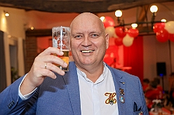 01 PrinzengSerm 2024-11-02 03  Tour-Samstag 2. November - -Zuerst gehts zur südlichsten KG nach Sera. Deren Prinzengarde feiert ihr 70. jähriges Jubiläum. Danach zum Uniformappell der Stadtgarde, Mirko ist dort Schatzmeister. „Ein bisschen Spaß muss sein“, unter diesem Motto fahren wir nach Meiderich ins „BUDDY´S“. Karaoke zum Ausklang des langen Abends. : DVPJ, Holger II, Phil II., Prinz Karneval, Prinz, Prinzessin Mia I., Hofmarschälle, Page, Pagen, Paginnen, HDK, Duisburg, Karneval, Helau, Tollität, Event, Session 2024, Session 2025, HDK Duisburg, Hauptausschuss, Hauptausschuss Karneval Duisburg, Duisburg ist echt