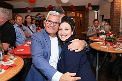 01 PrinzengSerm 2024-11-02 06  Tour-Samstag 2. November - -Zuerst gehts zur südlichsten KG nach Sera. Deren Prinzengarde feiert ihr 70. jähriges Jubiläum. Danach zum Uniformappell der Stadtgarde, Mirko ist dort Schatzmeister. „Ein bisschen Spaß muss sein“, unter diesem Motto fahren wir nach Meiderich ins „BUDDY´S“. Karaoke zum Ausklang des langen Abends. : DVPJ, Holger II, Phil II., Prinz Karneval, Prinz, Prinzessin Mia I., Hofmarschälle, Page, Pagen, Paginnen, HDK, Duisburg, Karneval, Helau, Tollität, Event, Session 2024, Session 2025, HDK Duisburg, Hauptausschuss, Hauptausschuss Karneval Duisburg, Duisburg ist echt
