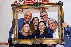 01 PrinzengSerm 2024-11-02 08  Tour-Samstag 2. November - -Zuerst gehts zur südlichsten KG nach Sera. Deren Prinzengarde feiert ihr 70. jähriges Jubiläum. Danach zum Uniformappell der Stadtgarde, Mirko ist dort Schatzmeister. „Ein bisschen Spaß muss sein“, unter diesem Motto fahren wir nach Meiderich ins „BUDDY´S“. Karaoke zum Ausklang des langen Abends. : DVPJ, Holger II, Phil II., Prinz Karneval, Prinz, Prinzessin Mia I., Hofmarschälle, Page, Pagen, Paginnen, HDK, Duisburg, Karneval, Helau, Tollität, Event, Session 2024, Session 2025, HDK Duisburg, Hauptausschuss, Hauptausschuss Karneval Duisburg, Duisburg ist echt
