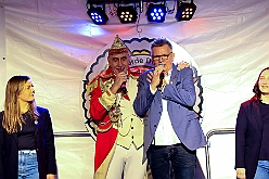 02 UnformaStadtg 2024-11-02 02  Tour-Samstag 2. November - -Zuerst gehts zur südlichsten KG nach Sera. Deren Prinzengarde feiert ihr 70. jähriges Jubiläum. Danach zum Uniformappell der Stadtgarde, Mirko ist dort Schatzmeister. „Ein bisschen Spaß muss sein“, unter diesem Motto fahren wir nach Meiderich ins „BUDDY´S“. Karaoke zum Ausklang des langen Abends. : DVPJ, Holger II, Phil II., Prinz Karneval, Prinz, Prinzessin Mia I., Hofmarschälle, Page, Pagen, Paginnen, HDK, Duisburg, Karneval, Helau, Tollität, Event, Session 2024, Session 2025, HDK Duisburg, Hauptausschuss, Hauptausschuss Karneval Duisburg, Duisburg ist echt