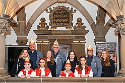 Rathausempfang 2024-11-08 02  Stadtoberhaupt empfängt des. Stadtprinz - Freitag, 8. November,  empfing OB Sören Link se. des. Tollität Holger II. samt Gefolge und die Kinderprinzencrew im Rathaus. Einen Eintrag ins goldene Buch der Stadt rundete den Besuch ab. : DVPJ, Holger II, Phil II., Prinz Karneval, Prinz, Prinzessin Mia I., Hofmarschälle, Page, Pagen, Paginnen, HDK, Duisburg, Karneval, Helau, Tollität, Event, Session 2024, Session 2025, HDK Duisburg, Hauptausschuss, Hauptausschuss Karneval Duisburg, Duisburg ist echt