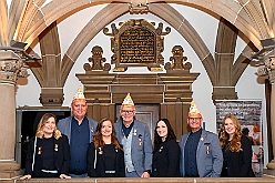 Rathausempfang 2024-11-08 05  Stadtoberhaupt empfängt des. Stadtprinz - Freitag, 8. November,  empfing OB Sören Link se. des. Tollität Holger II. samt Gefolge und die Kinderprinzencrew im Rathaus. Einen Eintrag ins goldene Buch der Stadt rundete den Besuch ab. : DVPJ, Holger II, Phil II., Prinz Karneval, Prinz, Prinzessin Mia I., Hofmarschälle, Page, Pagen, Paginnen, HDK, Duisburg, Karneval, Helau, Tollität, Event, Session 2024, Session 2025, HDK Duisburg, Hauptausschuss, Hauptausschuss Karneval Duisburg, Duisburg ist echt