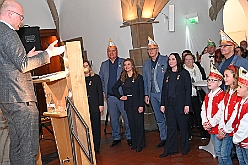 Rathausempfang 2024-11-08 07  Stadtoberhaupt empfängt des. Stadtprinz - Freitag, 8. November,  empfing OB Sören Link se. des. Tollität Holger II. samt Gefolge und die Kinderprinzencrew im Rathaus. Einen Eintrag ins goldene Buch der Stadt rundete den Besuch ab. : DVPJ, Holger II, Phil II., Prinz Karneval, Prinz, Prinzessin Mia I., Hofmarschälle, Page, Pagen, Paginnen, HDK, Duisburg, Karneval, Helau, Tollität, Event, Session 2024, Session 2025, HDK Duisburg, Hauptausschuss, Hauptausschuss Karneval Duisburg, Duisburg ist echt
