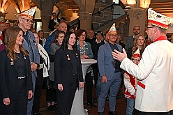 Rathausempfang 2024-11-08 09  Stadtoberhaupt empfängt des. Stadtprinz - Freitag, 8. November,  empfing OB Sören Link se. des. Tollität Holger II. samt Gefolge und die Kinderprinzencrew im Rathaus. Einen Eintrag ins goldene Buch der Stadt rundete den Besuch ab. : DVPJ, Holger II, Phil II., Prinz Karneval, Prinz, Prinzessin Mia I., Hofmarschälle, Page, Pagen, Paginnen, HDK, Duisburg, Karneval, Helau, Tollität, Event, Session 2024, Session 2025, HDK Duisburg, Hauptausschuss, Hauptausschuss Karneval Duisburg, Duisburg ist echt