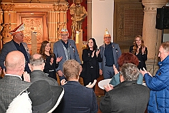 Rathausempfang 2024-11-08 10  Stadtoberhaupt empfängt des. Stadtprinz - Freitag, 8. November,  empfing OB Sören Link se. des. Tollität Holger II. samt Gefolge und die Kinderprinzencrew im Rathaus. Einen Eintrag ins goldene Buch der Stadt rundete den Besuch ab. : DVPJ, Holger II, Phil II., Prinz Karneval, Prinz, Prinzessin Mia I., Hofmarschälle, Page, Pagen, Paginnen, HDK, Duisburg, Karneval, Helau, Tollität, Event, Session 2024, Session 2025, HDK Duisburg, Hauptausschuss, Hauptausschuss Karneval Duisburg, Duisburg ist echt