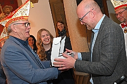 Rathausempfang 2024-11-08 12  Stadtoberhaupt empfängt des. Stadtprinz - Freitag, 8. November,  empfing OB Sören Link se. des. Tollität Holger II. samt Gefolge und die Kinderprinzencrew im Rathaus. Einen Eintrag ins goldene Buch der Stadt rundete den Besuch ab. : DVPJ, Holger II, Phil II., Prinz Karneval, Prinz, Prinzessin Mia I., Hofmarschälle, Page, Pagen, Paginnen, HDK, Duisburg, Karneval, Helau, Tollität, Event, Session 2024, Session 2025, HDK Duisburg, Hauptausschuss, Hauptausschuss Karneval Duisburg, Duisburg ist echt