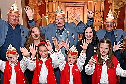 Rathausempfang 2024-11-08 14  Stadtoberhaupt empfängt des. Stadtprinz - Freitag, 8. November,  empfing OB Sören Link se. des. Tollität Holger II. samt Gefolge und die Kinderprinzencrew im Rathaus. Einen Eintrag ins goldene Buch der Stadt rundete den Besuch ab. : DVPJ, Holger II, Phil II., Prinz Karneval, Prinz, Prinzessin Mia I., Hofmarschälle, Page, Pagen, Paginnen, HDK, Duisburg, Karneval, Helau, Tollität, Event, Session 2024, Session 2025, HDK Duisburg, Hauptausschuss, Hauptausschuss Karneval Duisburg, Duisburg ist echt