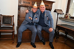 Rathausempfang 2024-11-08 20  Stadtoberhaupt empfängt des. Stadtprinz - Freitag, 8. November,  empfing OB Sören Link se. des. Tollität Holger II. samt Gefolge und die Kinderprinzencrew im Rathaus. Einen Eintrag ins goldene Buch der Stadt rundete den Besuch ab. : DVPJ, Holger II, Phil II., Prinz Karneval, Prinz, Prinzessin Mia I., Hofmarschälle, Page, Pagen, Paginnen, HDK, Duisburg, Karneval, Helau, Tollität, Event, Session 2024, Session 2025, HDK Duisburg, Hauptausschuss, Hauptausschuss Karneval Duisburg, Duisburg ist echt