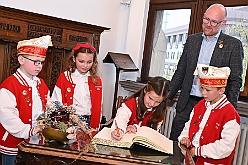 Rathausempfang 2024-11-08 22  Stadtoberhaupt empfängt des. Stadtprinz - Freitag, 8. November,  empfing OB Sören Link se. des. Tollität Holger II. samt Gefolge und die Kinderprinzencrew im Rathaus. Einen Eintrag ins goldene Buch der Stadt rundete den Besuch ab. : DVPJ, Holger II, Phil II., Prinz Karneval, Prinz, Prinzessin Mia I., Hofmarschälle, Page, Pagen, Paginnen, HDK, Duisburg, Karneval, Helau, Tollität, Event, Session 2024, Session 2025, HDK Duisburg, Hauptausschuss, Hauptausschuss Karneval Duisburg, Duisburg ist echt