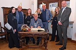 Rathausempfang 2024-11-08 23  Stadtoberhaupt empfängt des. Stadtprinz - Freitag, 8. November,  empfing OB Sören Link se. des. Tollität Holger II. samt Gefolge und die Kinderprinzencrew im Rathaus. Einen Eintrag ins goldene Buch der Stadt rundete den Besuch ab. : DVPJ, Holger II, Phil II., Prinz Karneval, Prinz, Prinzessin Mia I., Hofmarschälle, Page, Pagen, Paginnen, HDK, Duisburg, Karneval, Helau, Tollität, Event, Session 2024, Session 2025, HDK Duisburg, Hauptausschuss, Hauptausschuss Karneval Duisburg, Duisburg ist echt