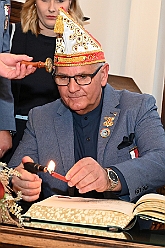 Rathausempfang 2024-11-08 24  Stadtoberhaupt empfängt des. Stadtprinz - Freitag, 8. November,  empfing OB Sören Link se. des. Tollität Holger II. samt Gefolge und die Kinderprinzencrew im Rathaus. Einen Eintrag ins goldene Buch der Stadt rundete den Besuch ab. : DVPJ, Holger II, Phil II., Prinz Karneval, Prinz, Prinzessin Mia I., Hofmarschälle, Page, Pagen, Paginnen, HDK, Duisburg, Karneval, Helau, Tollität, Event, Session 2024, Session 2025, HDK Duisburg, Hauptausschuss, Hauptausschuss Karneval Duisburg, Duisburg ist echt