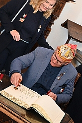 Rathausempfang 2024-11-08 25  Stadtoberhaupt empfängt des. Stadtprinz - Freitag, 8. November,  empfing OB Sören Link se. des. Tollität Holger II. samt Gefolge und die Kinderprinzencrew im Rathaus. Einen Eintrag ins goldene Buch der Stadt rundete den Besuch ab. : DVPJ, Holger II, Phil II., Prinz Karneval, Prinz, Prinzessin Mia I., Hofmarschälle, Page, Pagen, Paginnen, HDK, Duisburg, Karneval, Helau, Tollität, Event, Session 2024, Session 2025, HDK Duisburg, Hauptausschuss, Hauptausschuss Karneval Duisburg, Duisburg ist echt
