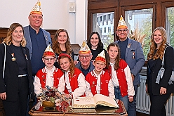 Rathausempfang 2024-11-08 27  Stadtoberhaupt empfängt des. Stadtprinz - Freitag, 8. November,  empfing OB Sören Link se. des. Tollität Holger II. samt Gefolge und die Kinderprinzencrew im Rathaus. Einen Eintrag ins goldene Buch der Stadt rundete den Besuch ab. : DVPJ, Holger II, Phil II., Prinz Karneval, Prinz, Prinzessin Mia I., Hofmarschälle, Page, Pagen, Paginnen, HDK, Duisburg, Karneval, Helau, Tollität, Event, Session 2024, Session 2025, HDK Duisburg, Hauptausschuss, Hauptausschuss Karneval Duisburg, Duisburg ist echt