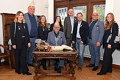 Rathausempfang 2024-11-08 28  Stadtoberhaupt empfängt des. Stadtprinz - Freitag, 8. November,  empfing OB Sören Link se. des. Tollität Holger II. samt Gefolge und die Kinderprinzencrew im Rathaus. Einen Eintrag ins goldene Buch der Stadt rundete den Besuch ab. : DVPJ, Holger II, Phil II., Prinz Karneval, Prinz, Prinzessin Mia I., Hofmarschälle, Page, Pagen, Paginnen, HDK, Duisburg, Karneval, Helau, Tollität, Event, Session 2024, Session 2025, HDK Duisburg, Hauptausschuss, Hauptausschuss Karneval Duisburg, Duisburg ist echt