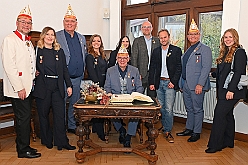 Rathausempfang 2024-11-08 29  Stadtoberhaupt empfängt des. Stadtprinz - Freitag, 8. November,  empfing OB Sören Link se. des. Tollität Holger II. samt Gefolge und die Kinderprinzencrew im Rathaus. Einen Eintrag ins goldene Buch der Stadt rundete den Besuch ab. : DVPJ, Holger II, Phil II., Prinz Karneval, Prinz, Prinzessin Mia I., Hofmarschälle, Page, Pagen, Paginnen, HDK, Duisburg, Karneval, Helau, Tollität, Event, Session 2024, Session 2025, HDK Duisburg, Hauptausschuss, Hauptausschuss Karneval Duisburg, Duisburg ist echt