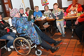 01 HoppeRWRheinha 2024-11-08 02  Hoppeditzerwachen im Westen - Nach dem Besuch im Rathaus ging es weiter in den Westen. Hoppesditzerwachen bei Rot-Weiß Rheinhausen. Einmal auf der anderen Rheinseite, fuhren wir danach zur Narrenzunft nach Homberg. : DVPJ, Holger II, Phil II., Prinz Karneval, Prinz, Prinzessin Mia I., Hofmarschälle, Page, Pagen, Paginnen, HDK, Duisburg, Karneval, Helau, Tollität, Event, Session 2024, Session 2025, HDK Duisburg, Hauptausschuss, Hauptausschuss Karneval Duisburg, Duisburg ist echt