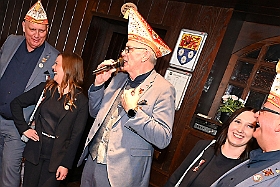 01 HoppeRWRheinha 2024-11-08 03  Hoppeditzerwachen im Westen - Nach dem Besuch im Rathaus ging es weiter in den Westen. Hoppesditzerwachen bei Rot-Weiß Rheinhausen. Einmal auf der anderen Rheinseite, fuhren wir danach zur Narrenzunft nach Homberg. : DVPJ, Holger II, Phil II., Prinz Karneval, Prinz, Prinzessin Mia I., Hofmarschälle, Page, Pagen, Paginnen, HDK, Duisburg, Karneval, Helau, Tollität, Event, Session 2024, Session 2025, HDK Duisburg, Hauptausschuss, Hauptausschuss Karneval Duisburg, Duisburg ist echt