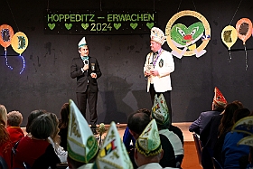 02 HoppeNarrenz 2024-11-08 01  Hoppeditzerwachen im Westen - Nach dem Besuch im Rathaus ging es weiter in den Westen. Hoppesditzerwachen bei Rot-Weiß Rheinhausen. Einmal auf der anderen Rheinseite, fuhren wir danach zur Narrenzunft nach Homberg. : DVPJ, Holger II, Phil II., Prinz Karneval, Prinz, Prinzessin Mia I., Hofmarschälle, Page, Pagen, Paginnen, HDK, Duisburg, Karneval, Helau, Tollität, Event, Session 2024, Session 2025, HDK Duisburg, Hauptausschuss, Hauptausschuss Karneval Duisburg, Duisburg ist echt