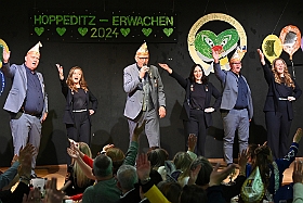 02 HoppeNarrenz 2024-11-08 05  Hoppeditzerwachen im Westen - Nach dem Besuch im Rathaus ging es weiter in den Westen. Hoppesditzerwachen bei Rot-Weiß Rheinhausen. Einmal auf der anderen Rheinseite, fuhren wir danach zur Narrenzunft nach Homberg. : DVPJ, Holger II, Phil II., Prinz Karneval, Prinz, Prinzessin Mia I., Hofmarschälle, Page, Pagen, Paginnen, HDK, Duisburg, Karneval, Helau, Tollität, Event, Session 2024, Session 2025, HDK Duisburg, Hauptausschuss, Hauptausschuss Karneval Duisburg, Duisburg ist echt