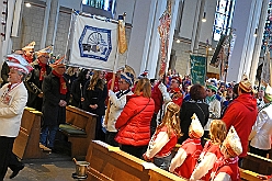 AuftaktNord 2024-11-08 02  Alle unter einer Kappe - die Nordvereine - Begonnen hat der Tag mit der karnevalistischen Messe in der Abteikirche in Duisburg Hamborn. Von dort zogen wir mit den geladen Vereinen zum Rathaus. Wir begleiteten das bunte Programm mit unserer Vorstellung zusammen mit der Kinderprinzencrew. : DVPJ, Holger II, Phil II., Prinz Karneval, Prinz, Prinzessin Mia I., Hofmarschälle, Page, Pagen, Paginnen, HDK, Duisburg, Karneval, Helau, Tollität, Event, Session 2024, Session 2025, HDK Duisburg, Hauptausschuss, Hauptausschuss Karneval Duisburg, Duisburg ist echt
