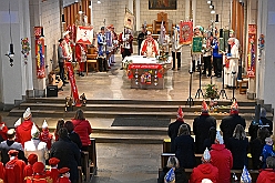 AuftaktNord 2024-11-08 05  Alle unter einer Kappe - die Nordvereine - Begonnen hat der Tag mit der karnevalistischen Messe in der Abteikirche in Duisburg Hamborn. Von dort zogen wir mit den geladen Vereinen zum Rathaus. Wir begleiteten das bunte Programm mit unserer Vorstellung zusammen mit der Kinderprinzencrew. : DVPJ, Holger II, Phil II., Prinz Karneval, Prinz, Prinzessin Mia I., Hofmarschälle, Page, Pagen, Paginnen, HDK, Duisburg, Karneval, Helau, Tollität, Event, Session 2024, Session 2025, HDK Duisburg, Hauptausschuss, Hauptausschuss Karneval Duisburg, Duisburg ist echt