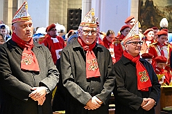 AuftaktNord 2024-11-08 07  Alle unter einer Kappe - die Nordvereine - Begonnen hat der Tag mit der karnevalistischen Messe in der Abteikirche in Duisburg Hamborn. Von dort zogen wir mit den geladen Vereinen zum Rathaus. Wir begleiteten das bunte Programm mit unserer Vorstellung zusammen mit der Kinderprinzencrew. : DVPJ, Holger II, Phil II., Prinz Karneval, Prinz, Prinzessin Mia I., Hofmarschälle, Page, Pagen, Paginnen, HDK, Duisburg, Karneval, Helau, Tollität, Event, Session 2024, Session 2025, HDK Duisburg, Hauptausschuss, Hauptausschuss Karneval Duisburg, Duisburg ist echt