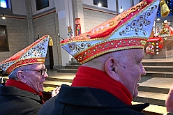 AuftaktNord 2024-11-08 11  Alle unter einer Kappe - die Nordvereine - Begonnen hat der Tag mit der karnevalistischen Messe in der Abteikirche in Duisburg Hamborn. Von dort zogen wir mit den geladen Vereinen zum Rathaus. Wir begleiteten das bunte Programm mit unserer Vorstellung zusammen mit der Kinderprinzencrew. : DVPJ, Holger II, Phil II., Prinz Karneval, Prinz, Prinzessin Mia I., Hofmarschälle, Page, Pagen, Paginnen, HDK, Duisburg, Karneval, Helau, Tollität, Event, Session 2024, Session 2025, HDK Duisburg, Hauptausschuss, Hauptausschuss Karneval Duisburg, Duisburg ist echt