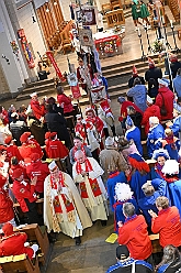 AuftaktNord 2024-11-08 13  Alle unter einer Kappe - die Nordvereine - Begonnen hat der Tag mit der karnevalistischen Messe in der Abteikirche in Duisburg Hamborn. Von dort zogen wir mit den geladen Vereinen zum Rathaus. Wir begleiteten das bunte Programm mit unserer Vorstellung zusammen mit der Kinderprinzencrew. : DVPJ, Holger II, Phil II., Prinz Karneval, Prinz, Prinzessin Mia I., Hofmarschälle, Page, Pagen, Paginnen, HDK, Duisburg, Karneval, Helau, Tollität, Event, Session 2024, Session 2025, HDK Duisburg, Hauptausschuss, Hauptausschuss Karneval Duisburg, Duisburg ist echt