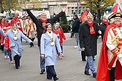 AuftaktNord 2024-11-08 29  Alle unter einer Kappe - die Nordvereine - Begonnen hat der Tag mit der karnevalistischen Messe in der Abteikirche in Duisburg Hamborn. Von dort zogen wir mit den geladen Vereinen zum Rathaus. Wir begleiteten das bunte Programm mit unserer Vorstellung zusammen mit der Kinderprinzencrew. : DVPJ, Holger II, Phil II., Prinz Karneval, Prinz, Prinzessin Mia I., Hofmarschälle, Page, Pagen, Paginnen, HDK, Duisburg, Karneval, Helau, Tollität, Event, Session 2024, Session 2025, HDK Duisburg, Hauptausschuss, Hauptausschuss Karneval Duisburg, Duisburg ist echt