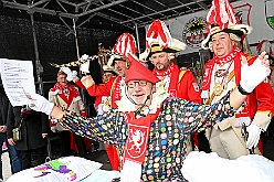 AuftaktNord 2024-11-08 31  Alle unter einer Kappe - die Nordvereine - Begonnen hat der Tag mit der karnevalistischen Messe in der Abteikirche in Duisburg Hamborn. Von dort zogen wir mit den geladen Vereinen zum Rathaus. Wir begleiteten das bunte Programm mit unserer Vorstellung zusammen mit der Kinderprinzencrew. : DVPJ, Holger II, Phil II., Prinz Karneval, Prinz, Prinzessin Mia I., Hofmarschälle, Page, Pagen, Paginnen, HDK, Duisburg, Karneval, Helau, Tollität, Event, Session 2024, Session 2025, HDK Duisburg, Hauptausschuss, Hauptausschuss Karneval Duisburg, Duisburg ist echt