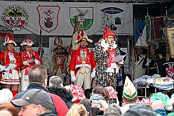 AuftaktNord 2024-11-08 32  Alle unter einer Kappe - die Nordvereine - Begonnen hat der Tag mit der karnevalistischen Messe in der Abteikirche in Duisburg Hamborn. Von dort zogen wir mit den geladen Vereinen zum Rathaus. Wir begleiteten das bunte Programm mit unserer Vorstellung zusammen mit der Kinderprinzencrew. : DVPJ, Holger II, Phil II., Prinz Karneval, Prinz, Prinzessin Mia I., Hofmarschälle, Page, Pagen, Paginnen, HDK, Duisburg, Karneval, Helau, Tollität, Event, Session 2024, Session 2025, HDK Duisburg, Hauptausschuss, Hauptausschuss Karneval Duisburg, Duisburg ist echt