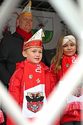 AuftaktNord 2024-11-08 37  Alle unter einer Kappe - die Nordvereine - Begonnen hat der Tag mit der karnevalistischen Messe in der Abteikirche in Duisburg Hamborn. Von dort zogen wir mit den geladen Vereinen zum Rathaus. Wir begleiteten das bunte Programm mit unserer Vorstellung zusammen mit der Kinderprinzencrew. : DVPJ, Holger II, Phil II., Prinz Karneval, Prinz, Prinzessin Mia I., Hofmarschälle, Page, Pagen, Paginnen, HDK, Duisburg, Karneval, Helau, Tollität, Event, Session 2024, Session 2025, HDK Duisburg, Hauptausschuss, Hauptausschuss Karneval Duisburg, Duisburg ist echt