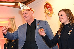 02 Hoppe RGLaar 2024-11-09 05  3 mal Hoppeditz Helau - Erste Station am heutigen Samstagabend das „Restaurant Waldhof“, hier erweckt die 1. KG Baerl den Hoppeditz. Über den Rhein geht es danach  ins „St. Ewald Gemeindehaus“ in Laar. Dort feiert die Rot-Goldenen KG ihren Sessionsauftakt. Von dort führt uns der Weg dann in die City zum „IntercityHotel“. Die Römergarde hat zum Legionsappell der Session geladen. : DVPJ, Holger II, Phil II., Prinz Karneval, Prinz, Prinzessin Mia I., Hofmarschälle, Page, Pagen, Paginnen, HDK, Duisburg, Karneval, Helau, Tollität, Event, Session 2024, Session 2025, HDK Duisburg, Hauptausschuss, Hauptausschuss Karneval Duisburg, Duisburg ist echt