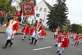 01 Biwak AMaB 2024-11-10 05  Sessionsauftakt im Süden - Den Anfang am Sonntagmorgen mach wir in Buchholz. Auf dem Norbert-Spitzer-Platz eröffnet die KG Alle Mann an Bord - die »Blauen Jungs« 1955 e.V. die Session 2024/25 mit einem Biwak. Ein kleine Zwischenstop führt uns nach Serm. Der dortige Südstern feiert dort das Erwachen des Hoppeditz. Danach wird es dann wieder offiziell beim Biwak in Buchholz. : DVPJ, Holger II, Phil II., Prinz Karneval, Prinz, Prinzessin Mia I., Hofmarschälle, Page, Pagen, Paginnen, HDK, Duisburg, Karneval, Helau, Tollität, Event, Session 2024, Session 2025, HDK Duisburg, Hauptausschuss, Hauptausschuss Karneval Duisburg, Duisburg ist echt