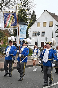 01 Biwak AMaB 2024-11-10 07  Sessionsauftakt im Süden - Den Anfang am Sonntagmorgen mach wir in Buchholz. Auf dem Norbert-Spitzer-Platz eröffnet die KG Alle Mann an Bord - die »Blauen Jungs« 1955 e.V. die Session 2024/25 mit einem Biwak. Ein kleine Zwischenstop führt uns nach Serm. Der dortige Südstern feiert dort das Erwachen des Hoppeditz. Danach wird es dann wieder offiziell beim Biwak in Buchholz. : DVPJ, Holger II, Phil II., Prinz Karneval, Prinz, Prinzessin Mia I., Hofmarschälle, Page, Pagen, Paginnen, HDK, Duisburg, Karneval, Helau, Tollität, Event, Session 2024, Session 2025, HDK Duisburg, Hauptausschuss, Hauptausschuss Karneval Duisburg, Duisburg ist echt