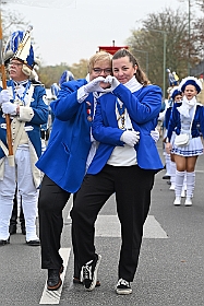 01 Biwak AMaB 2024-11-10 09  Sessionsauftakt im Süden - Den Anfang am Sonntagmorgen mach wir in Buchholz. Auf dem Norbert-Spitzer-Platz eröffnet die KG Alle Mann an Bord - die »Blauen Jungs« 1955 e.V. die Session 2024/25 mit einem Biwak. Ein kleine Zwischenstop führt uns nach Serm. Der dortige Südstern feiert dort das Erwachen des Hoppeditz. Danach wird es dann wieder offiziell beim Biwak in Buchholz. : DVPJ, Holger II, Phil II., Prinz Karneval, Prinz, Prinzessin Mia I., Hofmarschälle, Page, Pagen, Paginnen, HDK, Duisburg, Karneval, Helau, Tollität, Event, Session 2024, Session 2025, HDK Duisburg, Hauptausschuss, Hauptausschuss Karneval Duisburg, Duisburg ist echt