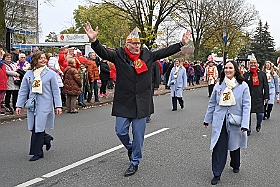 01 Biwak AMaB 2024-11-10 16  Sessionsauftakt im Süden - Den Anfang am Sonntagmorgen mach wir in Buchholz. Auf dem Norbert-Spitzer-Platz eröffnet die KG Alle Mann an Bord - die »Blauen Jungs« 1955 e.V. die Session 2024/25 mit einem Biwak. Ein kleine Zwischenstop führt uns nach Serm. Der dortige Südstern feiert dort das Erwachen des Hoppeditz. Danach wird es dann wieder offiziell beim Biwak in Buchholz. : DVPJ, Holger II, Phil II., Prinz Karneval, Prinz, Prinzessin Mia I., Hofmarschälle, Page, Pagen, Paginnen, HDK, Duisburg, Karneval, Helau, Tollität, Event, Session 2024, Session 2025, HDK Duisburg, Hauptausschuss, Hauptausschuss Karneval Duisburg, Duisburg ist echt