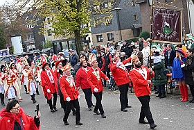 01 Biwak AMaB 2024-11-10 20  Sessionsauftakt im Süden - Den Anfang am Sonntagmorgen mach wir in Buchholz. Auf dem Norbert-Spitzer-Platz eröffnet die KG Alle Mann an Bord - die »Blauen Jungs« 1955 e.V. die Session 2024/25 mit einem Biwak. Ein kleine Zwischenstop führt uns nach Serm. Der dortige Südstern feiert dort das Erwachen des Hoppeditz. Danach wird es dann wieder offiziell beim Biwak in Buchholz. : DVPJ, Holger II, Phil II., Prinz Karneval, Prinz, Prinzessin Mia I., Hofmarschälle, Page, Pagen, Paginnen, HDK, Duisburg, Karneval, Helau, Tollität, Event, Session 2024, Session 2025, HDK Duisburg, Hauptausschuss, Hauptausschuss Karneval Duisburg, Duisburg ist echt