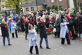 01 Biwak AMaB 2024-11-10 22  Sessionsauftakt im Süden - Den Anfang am Sonntagmorgen mach wir in Buchholz. Auf dem Norbert-Spitzer-Platz eröffnet die KG Alle Mann an Bord - die »Blauen Jungs« 1955 e.V. die Session 2024/25 mit einem Biwak. Ein kleine Zwischenstop führt uns nach Serm. Der dortige Südstern feiert dort das Erwachen des Hoppeditz. Danach wird es dann wieder offiziell beim Biwak in Buchholz. : DVPJ, Holger II, Phil II., Prinz Karneval, Prinz, Prinzessin Mia I., Hofmarschälle, Page, Pagen, Paginnen, HDK, Duisburg, Karneval, Helau, Tollität, Event, Session 2024, Session 2025, HDK Duisburg, Hauptausschuss, Hauptausschuss Karneval Duisburg, Duisburg ist echt