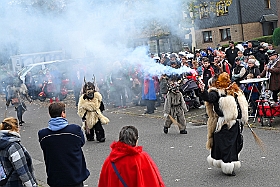 01 Biwak AMaB 2024-11-10 23  Sessionsauftakt im Süden - Den Anfang am Sonntagmorgen mach wir in Buchholz. Auf dem Norbert-Spitzer-Platz eröffnet die KG Alle Mann an Bord - die »Blauen Jungs« 1955 e.V. die Session 2024/25 mit einem Biwak. Ein kleine Zwischenstop führt uns nach Serm. Der dortige Südstern feiert dort das Erwachen des Hoppeditz. Danach wird es dann wieder offiziell beim Biwak in Buchholz. : DVPJ, Holger II, Phil II., Prinz Karneval, Prinz, Prinzessin Mia I., Hofmarschälle, Page, Pagen, Paginnen, HDK, Duisburg, Karneval, Helau, Tollität, Event, Session 2024, Session 2025, HDK Duisburg, Hauptausschuss, Hauptausschuss Karneval Duisburg, Duisburg ist echt