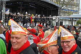01 Biwak AMaB 2024-11-10 26  Sessionsauftakt im Süden - Den Anfang am Sonntagmorgen mach wir in Buchholz. Auf dem Norbert-Spitzer-Platz eröffnet die KG Alle Mann an Bord - die »Blauen Jungs« 1955 e.V. die Session 2024/25 mit einem Biwak. Ein kleine Zwischenstop führt uns nach Serm. Der dortige Südstern feiert dort das Erwachen des Hoppeditz. Danach wird es dann wieder offiziell beim Biwak in Buchholz. : DVPJ, Holger II, Phil II., Prinz Karneval, Prinz, Prinzessin Mia I., Hofmarschälle, Page, Pagen, Paginnen, HDK, Duisburg, Karneval, Helau, Tollität, Event, Session 2024, Session 2025, HDK Duisburg, Hauptausschuss, Hauptausschuss Karneval Duisburg, Duisburg ist echt