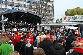 01 Biwak AMaB 2024-11-10 35  Sessionsauftakt im Süden - Den Anfang am Sonntagmorgen mach wir in Buchholz. Auf dem Norbert-Spitzer-Platz eröffnet die KG Alle Mann an Bord - die »Blauen Jungs« 1955 e.V. die Session 2024/25 mit einem Biwak. Ein kleine Zwischenstop führt uns nach Serm. Der dortige Südstern feiert dort das Erwachen des Hoppeditz. Danach wird es dann wieder offiziell beim Biwak in Buchholz. : DVPJ, Holger II, Phil II., Prinz Karneval, Prinz, Prinzessin Mia I., Hofmarschälle, Page, Pagen, Paginnen, HDK, Duisburg, Karneval, Helau, Tollität, Event, Session 2024, Session 2025, HDK Duisburg, Hauptausschuss, Hauptausschuss Karneval Duisburg, Duisburg ist echt