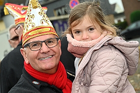 03 Biwak AMaB 2024-11-10 02  Sessionsauftakt im Süden - Den Anfang am Sonntagmorgen mach wir in Buchholz. Auf dem Norbert-Spitzer-Platz eröffnet die KG Alle Mann an Bord - die »Blauen Jungs« 1955 e.V. die Session 2024/25 mit einem Biwak. Ein kleine Zwischenstop führt uns nach Serm. Der dortige Südstern feiert dort das Erwachen des Hoppeditz. Danach wird es dann wieder offiziell beim Biwak in Buchholz. : DVPJ, Holger II, Phil II., Prinz Karneval, Prinz, Prinzessin Mia I., Hofmarschälle, Page, Pagen, Paginnen, HDK, Duisburg, Karneval, Helau, Tollität, Event, Session 2024, Session 2025, HDK Duisburg, Hauptausschuss, Hauptausschuss Karneval Duisburg, Duisburg ist echt