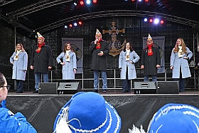03 Biwak AMaB 2024-11-10 09  Sessionsauftakt im Süden - Den Anfang am Sonntagmorgen mach wir in Buchholz. Auf dem Norbert-Spitzer-Platz eröffnet die KG Alle Mann an Bord - die »Blauen Jungs« 1955 e.V. die Session 2024/25 mit einem Biwak. Ein kleine Zwischenstop führt uns nach Serm. Der dortige Südstern feiert dort das Erwachen des Hoppeditz. Danach wird es dann wieder offiziell beim Biwak in Buchholz. : DVPJ, Holger II, Phil II., Prinz Karneval, Prinz, Prinzessin Mia I., Hofmarschälle, Page, Pagen, Paginnen, HDK, Duisburg, Karneval, Helau, Tollität, Event, Session 2024, Session 2025, HDK Duisburg, Hauptausschuss, Hauptausschuss Karneval Duisburg, Duisburg ist echt