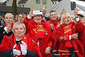 03 Biwak AMaB 2024-11-10 10  Sessionsauftakt im Süden - Den Anfang am Sonntagmorgen mach wir in Buchholz. Auf dem Norbert-Spitzer-Platz eröffnet die KG Alle Mann an Bord - die »Blauen Jungs« 1955 e.V. die Session 2024/25 mit einem Biwak. Ein kleine Zwischenstop führt uns nach Serm. Der dortige Südstern feiert dort das Erwachen des Hoppeditz. Danach wird es dann wieder offiziell beim Biwak in Buchholz. : DVPJ, Holger II, Phil II., Prinz Karneval, Prinz, Prinzessin Mia I., Hofmarschälle, Page, Pagen, Paginnen, HDK, Duisburg, Karneval, Helau, Tollität, Event, Session 2024, Session 2025, HDK Duisburg, Hauptausschuss, Hauptausschuss Karneval Duisburg, Duisburg ist echt