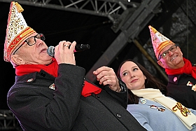 03 Biwak AMaB 2024-11-10 12  Sessionsauftakt im Süden - Den Anfang am Sonntagmorgen mach wir in Buchholz. Auf dem Norbert-Spitzer-Platz eröffnet die KG Alle Mann an Bord - die »Blauen Jungs« 1955 e.V. die Session 2024/25 mit einem Biwak. Ein kleine Zwischenstop führt uns nach Serm. Der dortige Südstern feiert dort das Erwachen des Hoppeditz. Danach wird es dann wieder offiziell beim Biwak in Buchholz. : DVPJ, Holger II, Phil II., Prinz Karneval, Prinz, Prinzessin Mia I., Hofmarschälle, Page, Pagen, Paginnen, HDK, Duisburg, Karneval, Helau, Tollität, Event, Session 2024, Session 2025, HDK Duisburg, Hauptausschuss, Hauptausschuss Karneval Duisburg, Duisburg ist echt