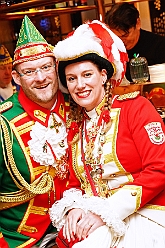 01 Buergergarde 2024-11-16 02  Bei der Bürgergarde und den „Blauen Jungs“ - Besuch des 1.Feldlagers der Bürgergarde der Stadt Duisburg im „Haus Kaiserberg“, dem Standquartier der Garde. Den Abend verbrachten wir dann in der Aula vom R.-u.-M.-Mannesmann-Gymnasium, dort veranstaltete die KG Alle Mann an Bord ihre traditionelle Auftaktsitzung. : DVPJ, Holger II, Phil II., Prinz Karneval, Prinz, Prinzessin Mia I., Hofmarschälle, Page, Pagen, Paginnen, HDK, Duisburg, Karneval, Helau, Tollität, Event, Session 2024, Session 2025, HDK Duisburg, Hauptausschuss, Hauptausschuss Karneval Duisburg, Duisburg ist echt