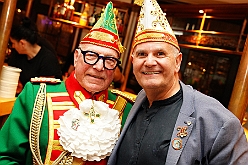 01 Buergergarde 2024-11-16 04  Bei der Bürgergarde und den „Blauen Jungs“ - Besuch des 1.Feldlagers der Bürgergarde der Stadt Duisburg im „Haus Kaiserberg“, dem Standquartier der Garde. Den Abend verbrachten wir dann in der Aula vom R.-u.-M.-Mannesmann-Gymnasium, dort veranstaltete die KG Alle Mann an Bord ihre traditionelle Auftaktsitzung. : DVPJ, Holger II, Phil II., Prinz Karneval, Prinz, Prinzessin Mia I., Hofmarschälle, Page, Pagen, Paginnen, HDK, Duisburg, Karneval, Helau, Tollität, Event, Session 2024, Session 2025, HDK Duisburg, Hauptausschuss, Hauptausschuss Karneval Duisburg, Duisburg ist echt